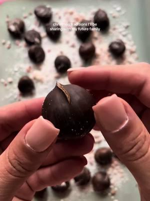 Tradicional chestnuts aka Castanhas are super easy to make and are one of my families  traditions. #christmastraditions #chestnuts #recetaportuguesa #castanhas #castanhasassadas #receita #comida #foodtiktok #christiantiktok #christmasrecipes 