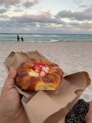 Ive partied on South Beach for MANY YEARS! This was actually my first time staying in #NorthMiamiBeach  This is now my new Honey Comb Hideout! ✨ #blackgirltravel #solotraveler #quickgetaway #blackgirllawyer #pinupgirl #vintagevibes #solotravelwoman #beachday #fyp