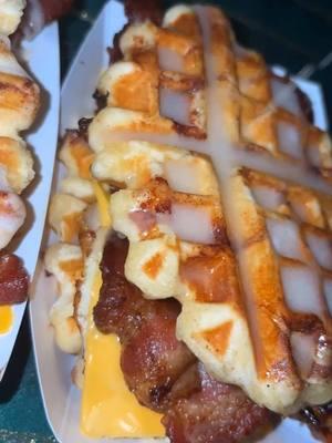 homemade bacon, egg & cheese cinnamon roll waffl sandwiches. #FoodTok #breakfastfoods #breakfast #mimosa #baconrecipe #breakfasttutorial #baconeggandcheese 