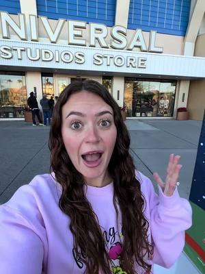 Let’s go and checkout all of the merch inside of the Universal Studios gift shop! I need the owl asap #universalstudios #universalorlando #islandsofadventure #universalorlandoresort #uoap #orlando #orlandoflorida #universalislandofadventure #harrypotter #universalmerch #harrypottertiktok 