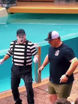 Tom The Mime #seaworldmime #tomthemime #usaviral #fyp #usa #viral #prank #funny #christmas 