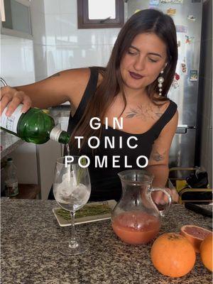 • COCINANDO CON LA MACA Y LA PILI 😍✨💕 • hoy les traemos Gin Pomelo con un toque de romero 🪴 estamos ✨obsesionadas✨ y definitivamente fue nuestro trago de fin de año 🥂 Ingredientes: - gin (uno decente ziii) - pomelos recién exprimidos - ramitas de romero naturales - agua tónica - hielo - rodajas de pomelo para decorar *Tómense la libertad de variarla a su pinta. Si quieren conocer la versión de LA PILIIII déjenle amor en los comentarios y díganle que es la mamá más divertida de internet 😍✨💕 . . . #ginpomelo #cocktails #gintonic