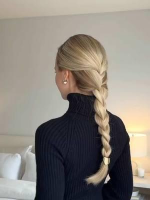 Easy, effortless, chic ✨ everything you need to achieve @Alex Gaboury’s look:  ☁️20” Seamless Dimensional Beige Blonde Clip-Ins  ☁️Precious Metals Adornment Box #luxyhair #holidayhair #clipinhair#clipinhairextensions #fauxfrenchbraid 