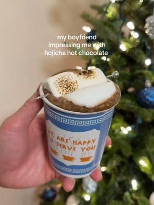 I don’t even like hot chocolate like that, but this hojicha version is on repeat for me this winter!✨ Hojicha Hot Chocolate: 	•	4g hojicha powder 	•	1 tbsp premium hot cocoa mix 	•	60ml hot water 	•	150ml milk 	•	Vanilla syrup to taste #hojicha #hojichalatte #hotchocolate #chocolate #hotcoca #cafe #winterdrinks #cozy #matcha #coffee #holidaydrinks #holidays