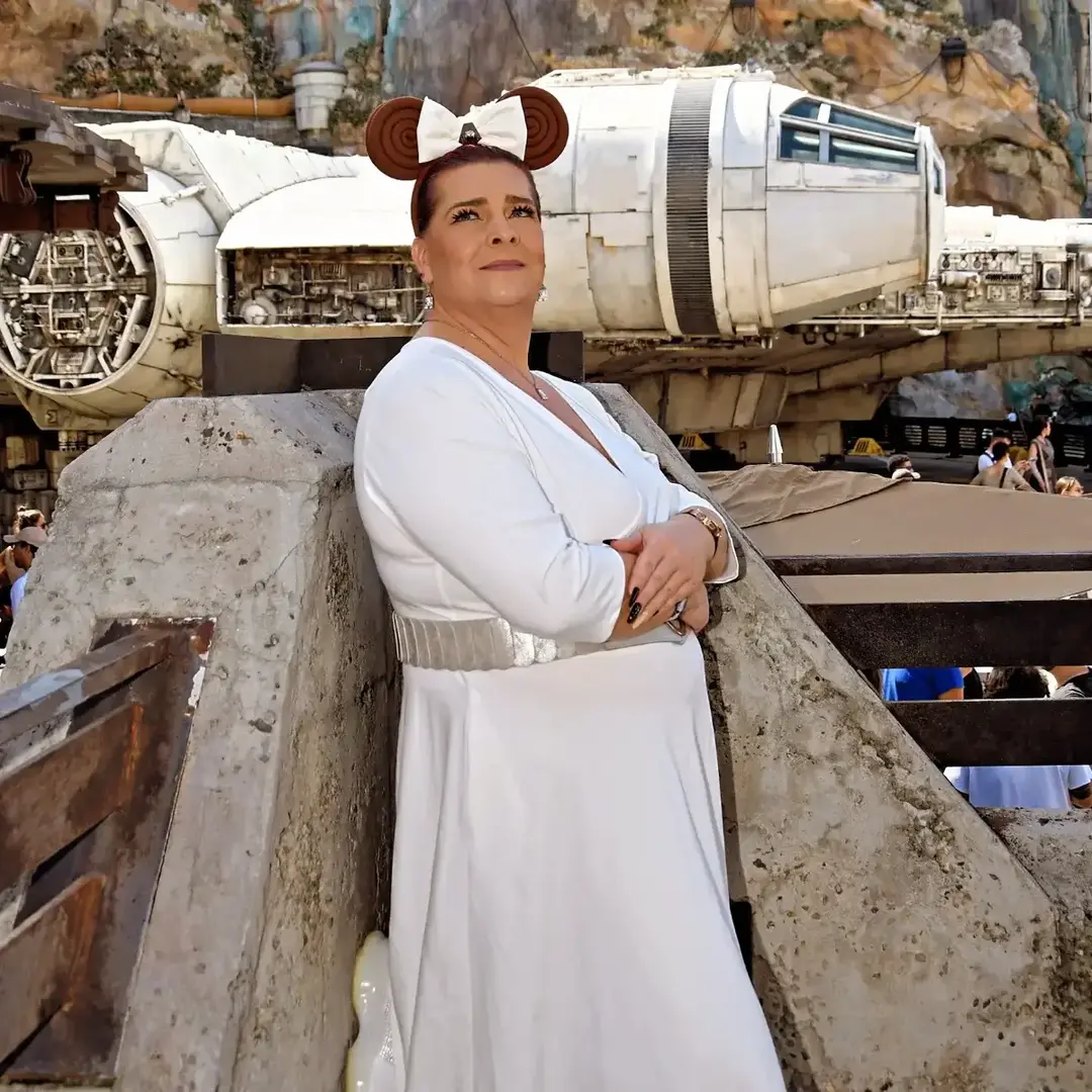 We lost Carrie Fisher 8 years ago today, but her impact is still felt all around the world. The number of people, including myself, who were and still are inspired by her number in the millions. The characters she portrayed were strong, non stronger than Princess Leia. I was so honored and humbled to be able to Disney as her earlier this year. As long as Star Wars is part of the social consciousness, Leia and therefore Carrie Fisher will be part of our world.  #carriefisher #princessleia #starwars #starwarsbound #batuu #galaxysedge #waltdisneyworld #wdw #disneyworld #hollywoodstudios #dhs #disney #disneylife #disneystyle #disneylifestyle #disneygirl #disneyfashion #disneyprincess #disneycommunity #disneyadult #disneytiktok #distok #disneyphotography #disneyphotopass #disneyoutfits #disneylook #disneybound #loungefly 