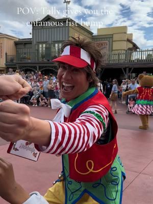 It’s a Christmas miracle! Thanks, Tally! #Tally #TallytheElf #christmas #disney #disneyworld #merrychristmas #WDW #disneytiktok #MagicKingdom #parade ##disneyadult##MickeysOnceUponaChristmastimeParade