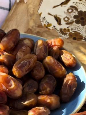 Tag the person you’d like a date with this holiday season. 🎄#halawidates #halawydates #dates #specialtyproduce 