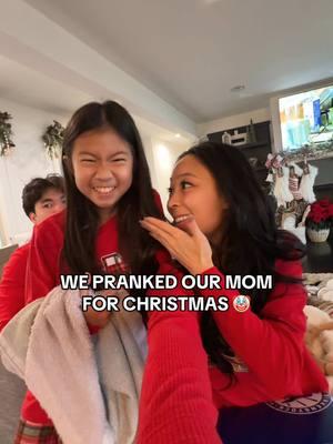 PRANKING OUR MOM FOR CHRISTMAS 😭🤡🐛 #christmasgifts #christmasprank #prank #sistersoftiktok #asiancomedy #vietnamese #unboxinghaul 