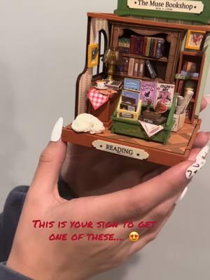 OMG 😍📚 My daughter just built one of her Christmas gifts and it’s so perfect! #rolife #minatures #booklover #bookshop #minidiy