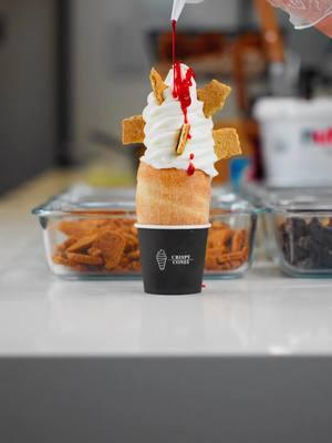 The magic’s in the SAUCE! Whether it’s Nutella, Caramel, Raspberry, or Cookie Butter, a little extra on top takes your Crispy Cones experience to the next level!🍦🍫 What’s your go-to sauce? Let us know below! ⬇️ #CrispyCones #IceCreamCone #Sauce #dessert