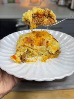 What are you cooking today? If you don’t know what to cook then you should make Dominican style pastelon de plátano maduro with beef and lots of cheese. It’s basically a plantain lasagna 😍   #pastelon #pastelondeplatanomaduro #dominicanfood #dominicana #comidadominicana #puertoricanfood 