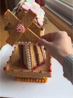 A gingerbread house with MOVING PARTS 🎄🥲 #christmas #holidays #xmas #christmasmusic #christmascarols #holidaymusic #baking   #gingerbreadhouse 