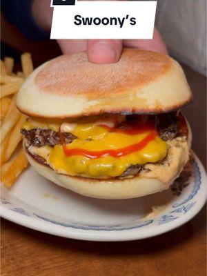 A top 10 NYC burger, from the chef behind Cafe Spaghetti. The Swoony’s Burger has the nostalgia of a Happy Meal burger, but leveled up with premium ingredients, and amazing ambience 📍Swoony’s (Columbia Waterfront, Brooklyn) #nycburger #burgerreview #bestburger #nyceats #burgers #burger 