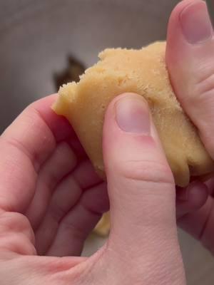 These Gluten-Free Almond Macaroons are crispy on the outside, chewy on the inside, and full of sweet almond flavor. * With just a few simple ingredients, they're perfect for holiday baking or anytime treats! #almondmacaroons #glutenfreedesserts #holidaybaking #glutenfreecookies #EasyRecipes #bakingfromscratch 