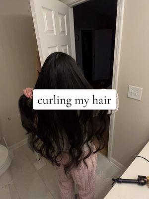 curling my hair U・x・U #hairtok #longhair #wavyhair #2bwavyhair 