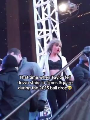 The way she brushed it off with a model face🤣 #taylorswift #tswift #swifttok #newyears #swifties #TSTheErasTour #newyearseve #taylorswiftedit 