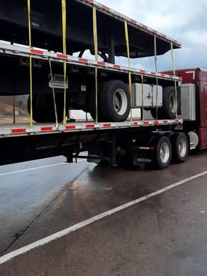 #truckerlife #flatbedder  #flatbedlife #flatbedtrucker #flatbedgang Driver wasn't interested in help or in learning proper securement.