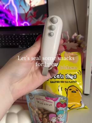 Such a handy little gadget! It can also open bags too ✨ #snacksealer #bagsealer #kitchengadgets #homegadgets #animeandsnacks #cozyvibes #girlytok #girlythings #sanriocore #kawaii #kawaiiaesthetic #girlyaesthetic #pinkaesthetic #kawaiidesksetup 