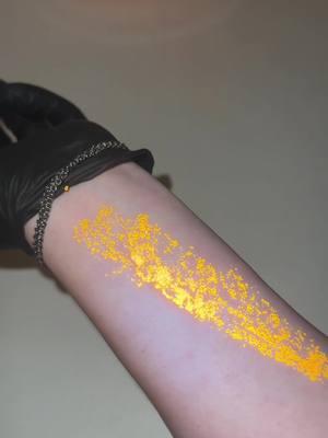 ✨👀🧡 I see it… I need it #glittergel #orange #bodyglitter #faceglitter #swatch #scrape #makeup #cheetos 