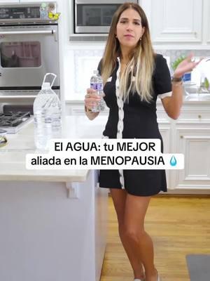 Mantenerte hidratada es clave para tu energía y tu piel 🌟. No solo es vital en la menopausia, sino en todas las etapas de la vida. Si incrementas el agua que tomas al día ¡notarás el cambio! 💦 Ponlo en práctica y cuéntame, ¿has notado alguna diferencia? 😍 @mujeresvivaces #hidratación #saludfemenina #energía #cuidatupiel #menopausia #bienestar #mujeresvivaces #3litrosdeagua #fyp