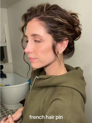 so easy and so elegant🙃 French pin by @Deborah Pagani  French hair pin style with curly hair  #frenchhairpin #easyhairstyles #frenchtwist #hairtutorial #easyhairupdo 