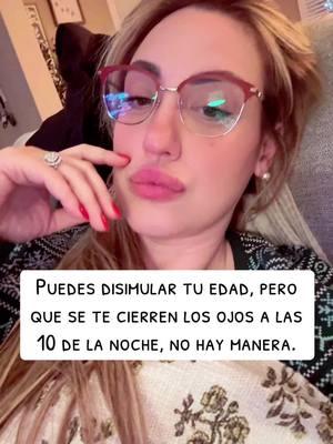 Sin planes este fin de semana. Puedes disimular tu edad, pero si a las 10 de la noche ya se te cierran los ojos, ¡no hay forma de ocultarlo! 😂✨ #RealidadesDeLaVida" 