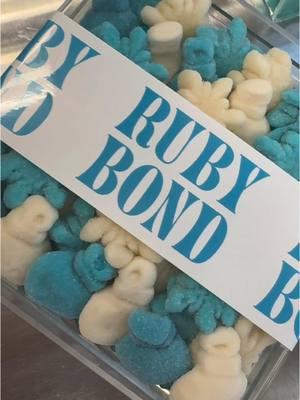 FINALLY showing you guys the final product with the lid!! Somehow my videoing never makes it to this step 🫠🤭 #rubybond #candy #candyqueen #cabdytok #candybox #candyboard #gummycandy 