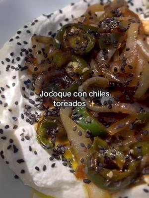 REAL ESTA WOW 🤩🤩🤩 con razón se hizo tan viral! Ahí les va 👇🏼 1 tz de jocoque seco 6 chiles jalapeños picado en medias lunas con todo y semillas 1/2 cebolla blanca en medias lunas 1 cda de aceite de oliva Sal Ajonjolí Para la salsa 1 cda de salsa soya 1 cda de salsa inglesa 1 cda de salsa maggi Jugo de 2 limones 1 cdita de zataar En un sartén agrega el aceite y pon a dorar los chiles Agrega la cebolla y sal Revuelve todos los ingredientes de la salsa y agrega tu mezcla de chiles Sirve un espejo de jocoque en un plato y agrega tu mezcla de chiles. Agrega ajonjolí.  Sirve con galletitias. Listooooo ✨✨✨ #botana #botanaviral #botanafacil 