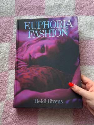 Euphoria Fashion book 💜 #euphoria #a24 #fashion #zendaya #sydneysweeney #alexademie #jacobelordi #hunterschafer #barbieferreira #maudeapatow #anguscloud #euphoriamakeup 