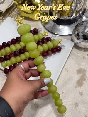 New years food idea ! A cute way to share grapes at your New Years Party .  I used sticker for the stars and bamboo skewers for the 🍇. Your guest will love this 😉 #newyearsparty #newyearsparty2024 #newyearseve 