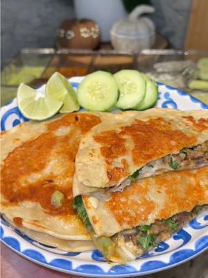 Mulitas for dinner…again 😋 so easy & y deliciosas 🔥  I am loving my utensil set from @Nuestra Casita Co. ™ they are heat resistant and can’t deny they look so cute in my kitchen 💙 #mulitas #quesadillas #mulitasdeasada #mulitasdebistec #quesadillasdeasada #salsadeaguacate  #salsadeguacamole #salsaroja #tacos #streettacos #mexicanfood #mexicanrecipes #mexicankitchen #mexicanmom #artesanias 