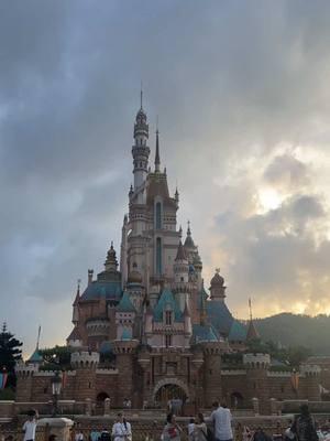 Here’s 5 things we think you must do when visiting Hong Kong Disneyland 🏰😀 #hongkongdisneyland #disneyland #disneyparks #disney #disneymustdo 