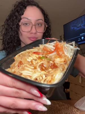 I always get myself dirty when I eat 😩 #kimberlyskravings #eatwithme #mukbang #thaifood #padthai #coconutshrimp 