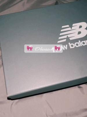 In love 🎀ྀིྀི #newbalance #pinkrose #shoes #pinkgirl #fyp 