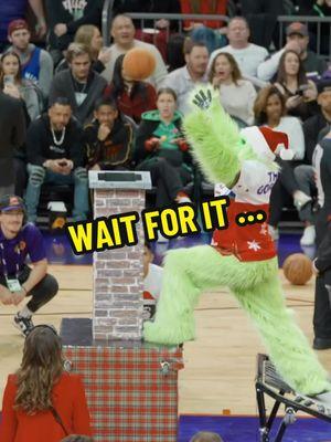 had a little help from The GOrinch this holiday season 🎄🎅🏼 #gorinch #grinch #holidaytiktok #christmas #TheGorilla #NBA #basketball #phoenixsuns #Go #mascot #sportstiktok 