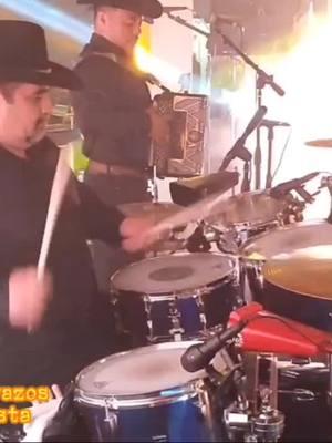 Raul Cavazos baterista Huapangueando con Certeza de Linares en vivo desde Dallas Texas. Saludos. Rolando Certeza video completo en mi canal https://youtu.be/PS2N2Fn5LBQ?si=fO-Bjn670olILL8I #bateristadetiktok #baterista #huapangueros #huapangueando #drummer #linares #comenta #comenta #musicanorteña #norteño 