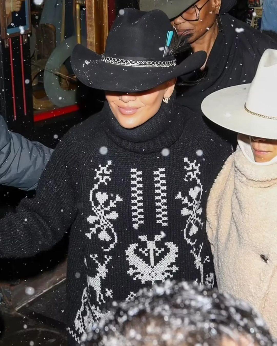 Beautiful Jennifer Lopez is having a drink with Kevin Kostner and went for shopping with her daughter Emme in Aspen, Colorado on Friday, 27. December 2024 #jlo #jlobeauty #jlomovies #jlogreekfans #jlovers #jlofashion #Love #jlofans #jlostyle #jloqueen #latina #singer #jlobeauty #jenniferlopez #westandwithjlo #jlooutfit #likes #fashion #christmas 