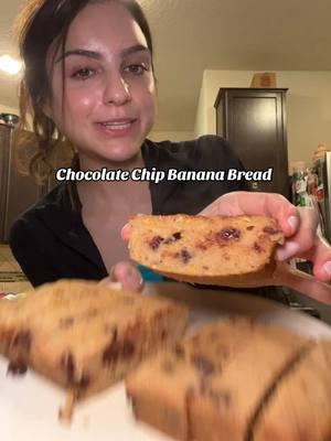 Chocolate Chip Banana Bread 🍫🍌 Recipe: - 360 grams of banana. About 2 medium sized bananas  - 2 eggs - 1 tablespoon of vanilla extract  - 60 grams of unsalted butter - 1/4 cup of brown sugar - 1/4 cup of granulated/white sugar - 1 teaspoon of baking powder  - 180 grams of all purpose flour  - 100 grams of chocolate chips  Receta: - 360 gramos de plátano. Aproximadamente 2 plátanos medianos - 2 huevos - 1 cucharada de vainilla - 1 cucharadita de polvo para hornear  - 60 gramos de mantequilla sin sal - 1/4 de taza de azúcar morena - 1/4 de taza de azúcar blanca - 180 gramos de harina multiuso  - 100 gramos de chispas de chocolate  #homemadebananabread #bananabread #EasyRecipe #homemade #pandeplatano #casero #chocolatechipbananabread 