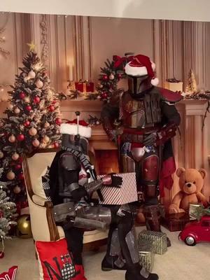 Some bts content from an amazing Christmas shoot at YISMSTUDIOS! Go follow them on Instagram!  #mandalorian #mandaloriancosplay #starwars #starwarscostume #starwarsfan #cosplay #starwarscosplay #mandaloriancostume #mandalorianarmor #themandalorian #custommandalorian #christmas #happyholidays #starwarschristmas #christmasphotoshoot #presents #mandalorianchristmas 