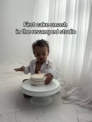 First cake smash in the newly designed studio space and I love it #cakesmash #cakesmashphotoshoot #firstbirthday #hollycophoto 