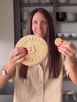 💣MERENGADA GIGANTE 💣 Me dieron ganas de recrear una de mis galletitas PREFERIDAS de mi infancia, en tamaño XXL 🤤 Les dejo la RECETA (la pueden a hacer chiquitas), pero así la cortan en porción y queda una BOMBA, TAN RICAS como las originales 🤤 Para la galletita: * 250 g de harina 0000 🌾 * 100 g de manteca 🧈 * 100 g de azúcar impalpable 🍭 * 1 huevo 🥚 * C/N de esencia de vainilla 🌼 Para el relleno de malvavisco: * 1 taza (200g) de Azúcar común o Light 🍬 * 125 ml de agua 💧 * 14 gr de gelatina sin sabor🍂 * 1 cdta de esencia de frutilla 🍓 * C/N de colorante rosa 🌸 * C/N de coco rallado 🥥 *Azúcar impalpable y almidón de maíz para espolvorear. Para el malvavisco (relleno): 1. Hacemos un almíbar con 💧 agua, un sobre de gelatina sin sabor y 🍬 azúcar. 2. Cuando rompe hervor, pasamos a la batidora con esencia y colorante rosa 🌸 y batimos por 10 minutos. 3. Cuando esté más clarito y denso, vertemos en la fuente espolvoreada con azúcar y maicena. 🥄 4. Unas horas en heladera, desmoldamos y con un cortante cortamos el rellenos. ¡Mira que bien que quedó esto! 😍 5. La receta de las galletitas está abajo. Cortamos y cocinamos las tapitas, le agregamos el relleno, pasamos por coco 🥥 y ¡merengadas listas! 🎉 Cuál era tu galletita preferida? Hacemos otra? tips: para hacer Malvavisco se necesita una batidora que tenga potencia !!! #recetas #galletascaseras #galletassaludables #merengadas #cookies #malvavisco #frutilla #delicias