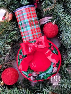 We made these adorable wreath tumblers in my mentorship group back in November. 🎄 . Tumbler: 32 oz plump @The Tipsy Magnolia (code BURNS10) Vinyl: @GlamourTribeVinyl (code BURNS10) Sleeve: Large Circle @Dimensional Drinks (code FEELTHEBURN) Epoxy: Artist Cure @Flynn Sisters Supply Shop (code KELLY) Clay: @Sculpey  . #christmastiktok #3dtumbler #christmas #tumblersoftiktok #3dtumblers #tumblermaker #nocupholderclub #burnsboutique 