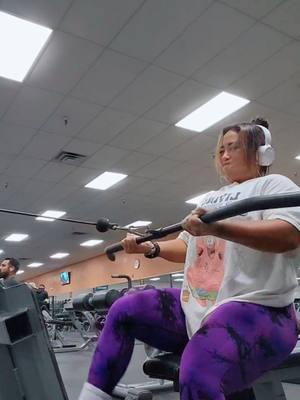 ultimo viernes del 2024 y yo entrenando #LIVEhighlights #TikTokLIVE #LIVE #entrenamiento #g#gymrat #legday #diadeespalda #yesilaregia 