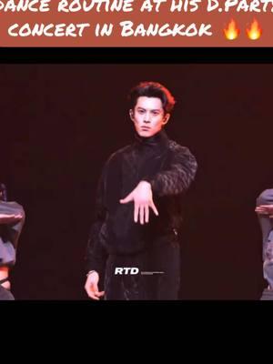 Didi performed a whole DANCE ROUTINE at D.Party in Bangkok 😍 He worked so hard for this concert you guys 😍👏🏻 Expected nothing less from him 🙌🏻 Video Credit: RUNTOD丨王鹤棣 on Weibo #dylanwang #王鹤棣 #wanghedi #dparty #bangkok 