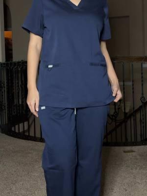 I wish I was allowed to wear more navy at my job 😓#comenii #comeniiscrubs #scrubs #premed #medical #medicalschool #prehealth #scrubslife #doctor 