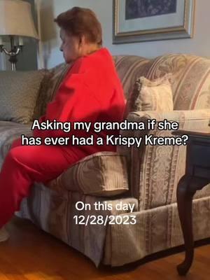 🤣🤣🤣💕👵🏽  and yes she finally had a crispy creme #fyp #krispykreme  #krispykremedonuts  #viral #Foodie #viralvideos #funny #abuela #grandmalupe #mexicangrandma 