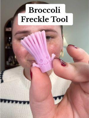 do you think they look realistic? @Freccoli #fakefreckles #frecklemakeup #weirdmakeup #makeuptools #makeuptesting #frecklemaker 