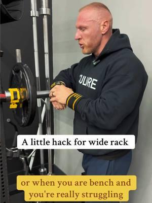 Here is a hack #meatheadtrick #benchpress #gymhack #fitnesshacks #bodybuildingtips #gymtips #coolidea #squat #gymhack #barbell 