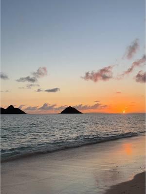 Woke up to watch the most beautiful sunrise on Lanikai Beach 🌴 #lanikai #hawaii #oahu 