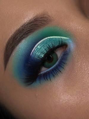 💙💚 #blueeyeshadow #eyeshadow #benefitcosmetics #benefitbrows #benebabe #benefitclubpink #eyeshadowtutorial #colorfulmakeup #greeneyeshadow 